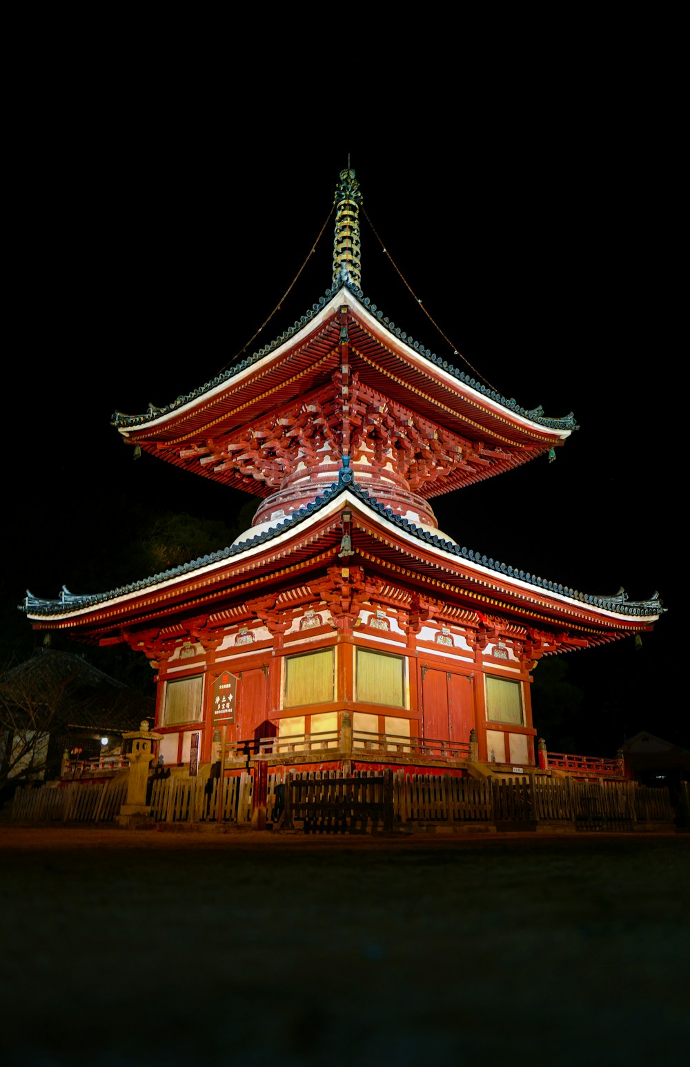 Tempio marrone e dorato durante la notte