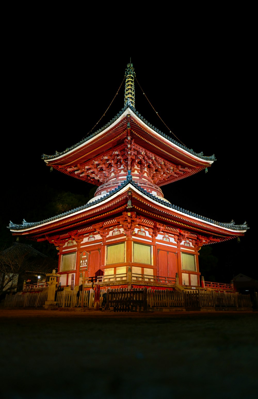 Temple brun et or pendant la nuit