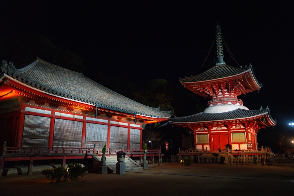 Roter und weißer Tempel während der Nacht