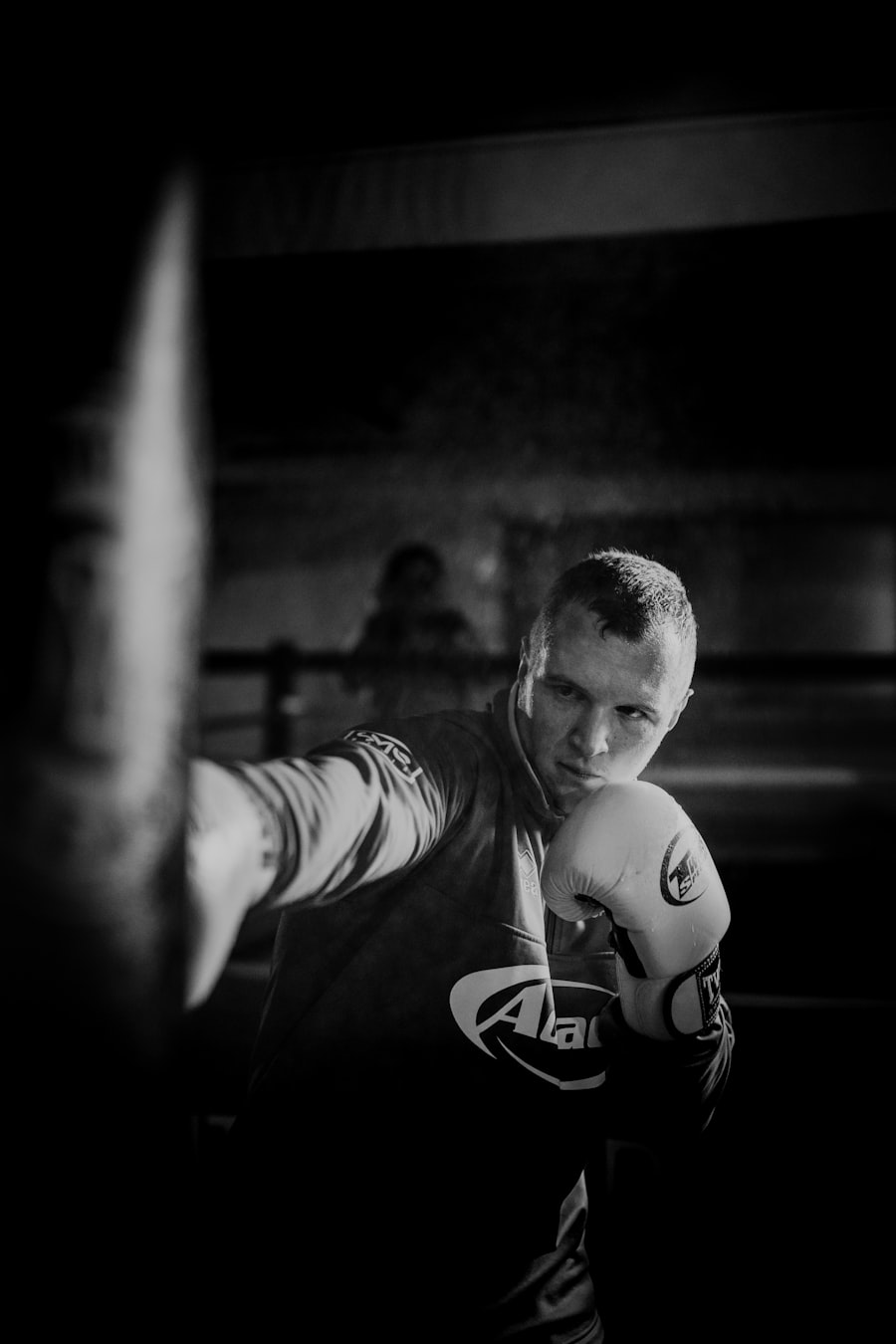 Vader draagt zijn kind na de training