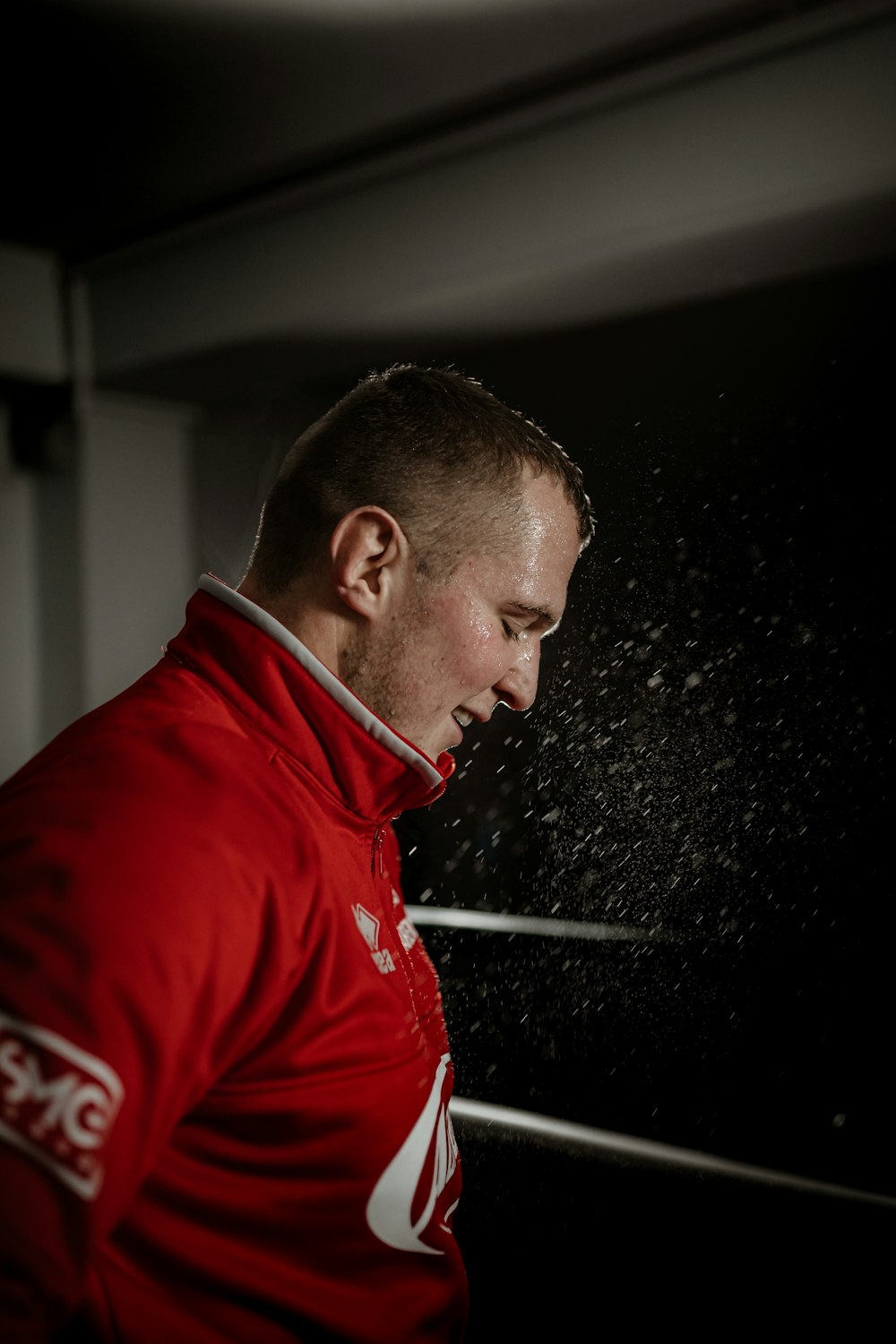 Foto hombre con camiseta nike roja y blanca – Imagen Lituania gratis en  Unsplash