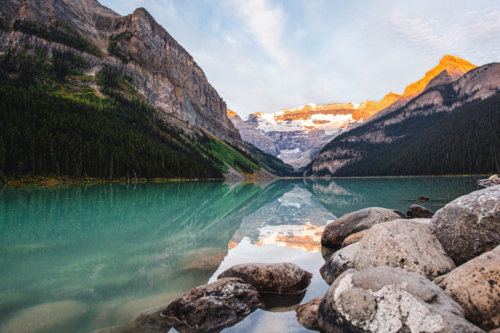 lake in the middle of mountains