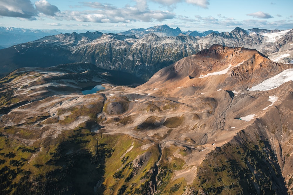 montagnes brunes et grises sous le ciel bleu pendant la journée