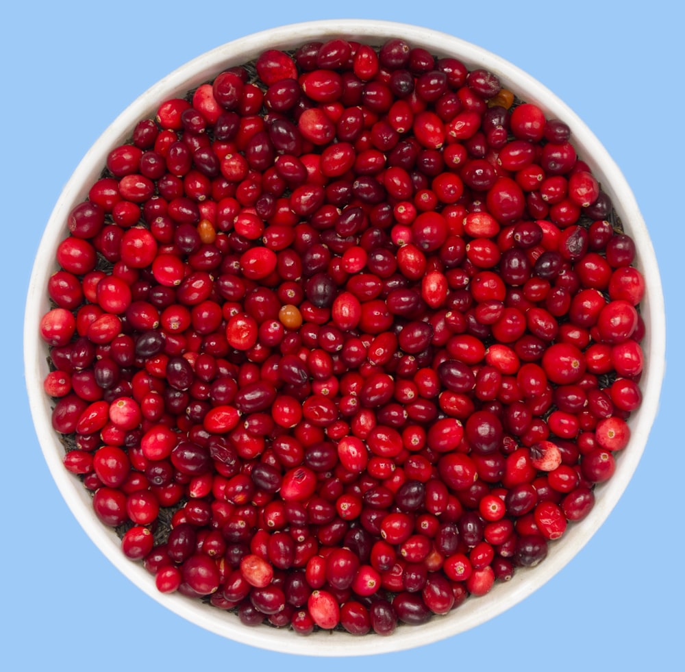 白い陶器のボウルに赤い丸い果物