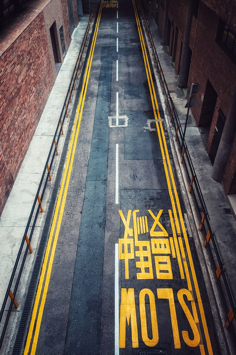 검은 색과 노란색 도로 표지판