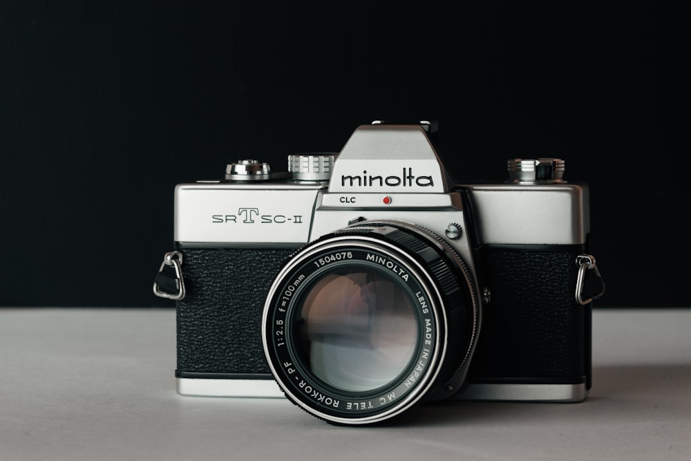 Fotocamera DSLR Nikon nera e argento