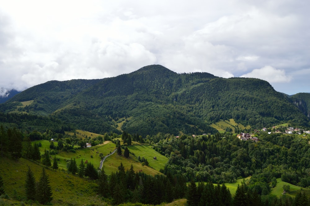 Grüne Berge tagsüber unter weißen Wolken