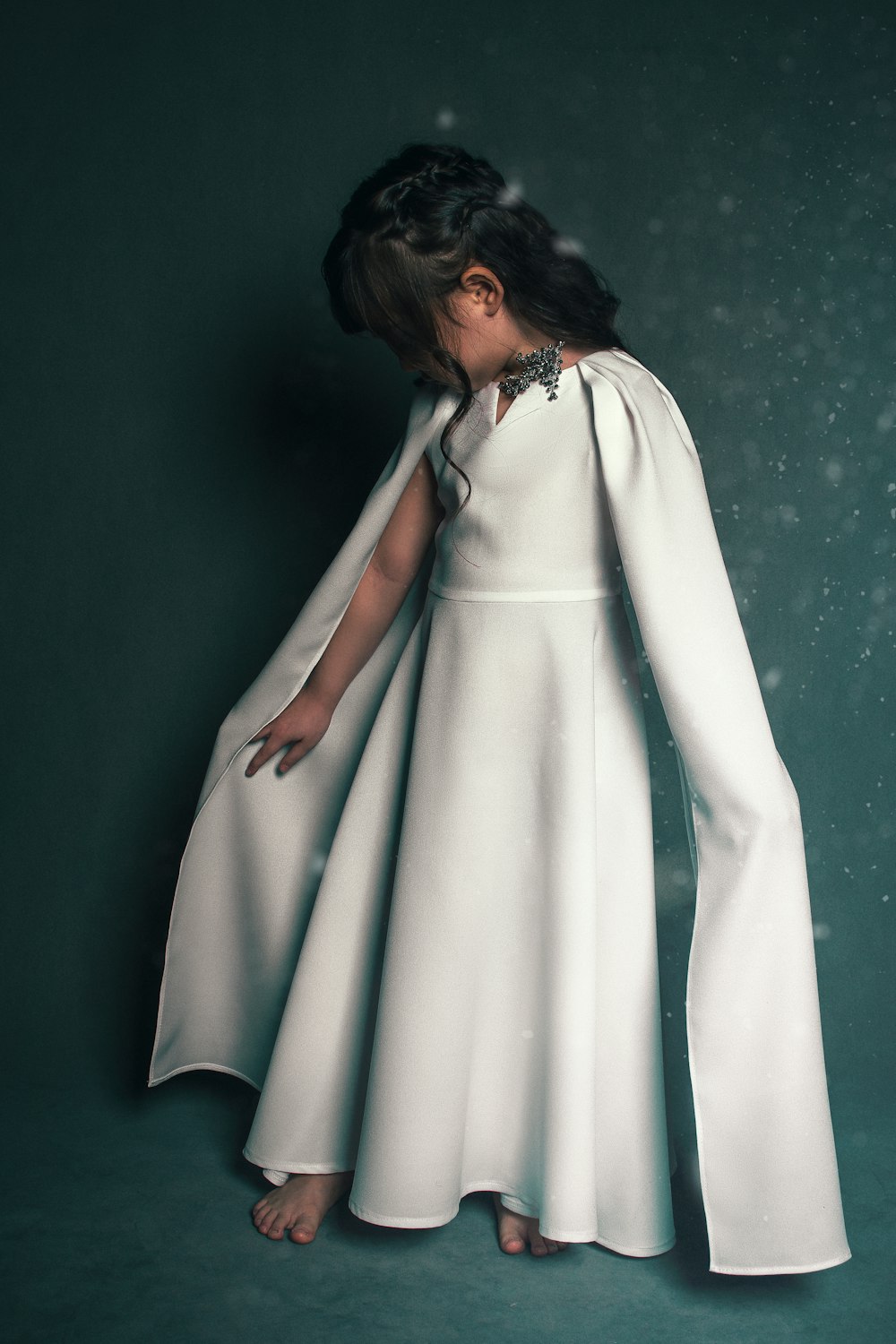 Frau im weißen langärmeligen Kleid