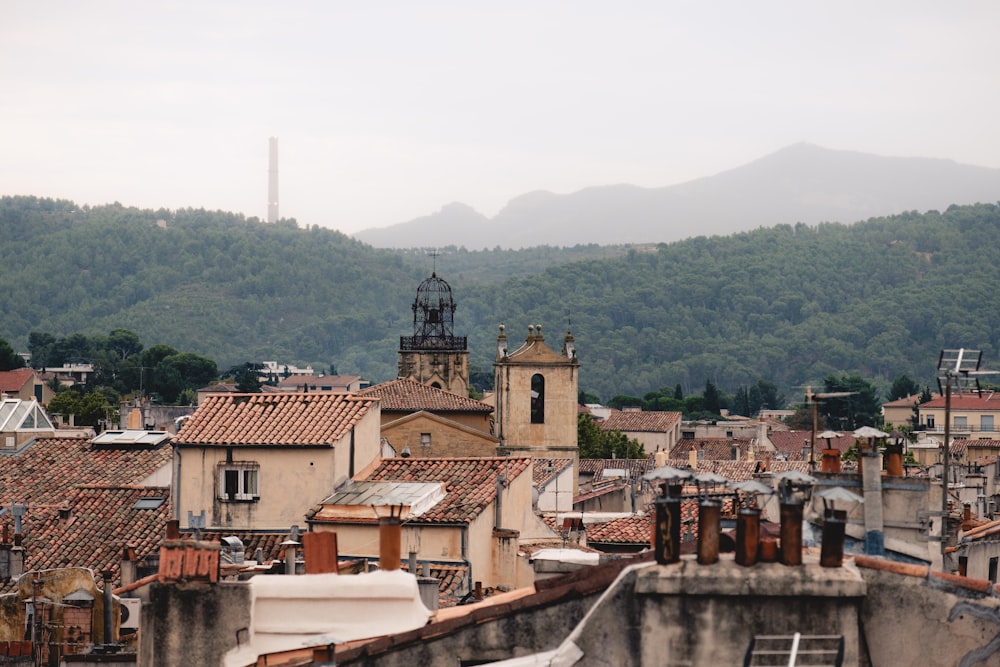 Bâtiment en béton brun et blanc près d’arbres verts pendant la journée