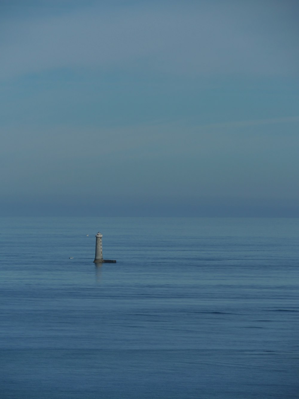 veleiro no mar sob o céu azul durante o dia