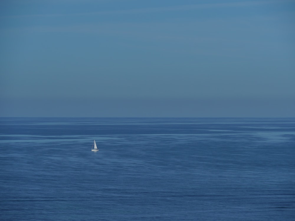 veleiro branco no mar durante o dia