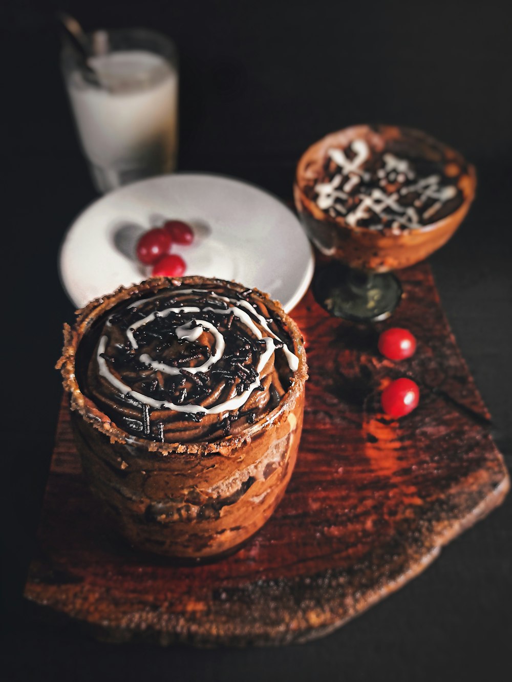 Pastel de chocolate sobre mesa de madera marrón