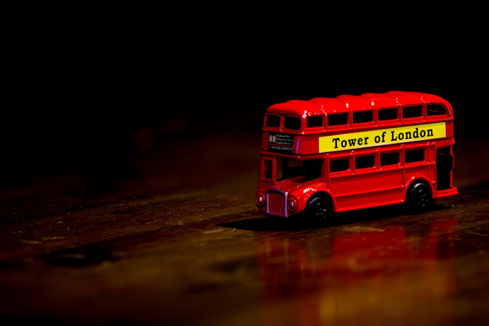 rot-gelbes Busspielzeug