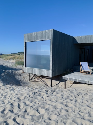<img src="chemin/vers/image-sauna.jpg" alt="Sauna finlandais en bois d'épicéa pour extérieur">