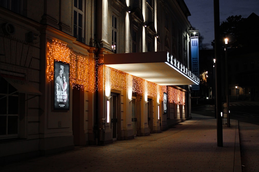 Braun-weißes Betongebäude in der Nacht