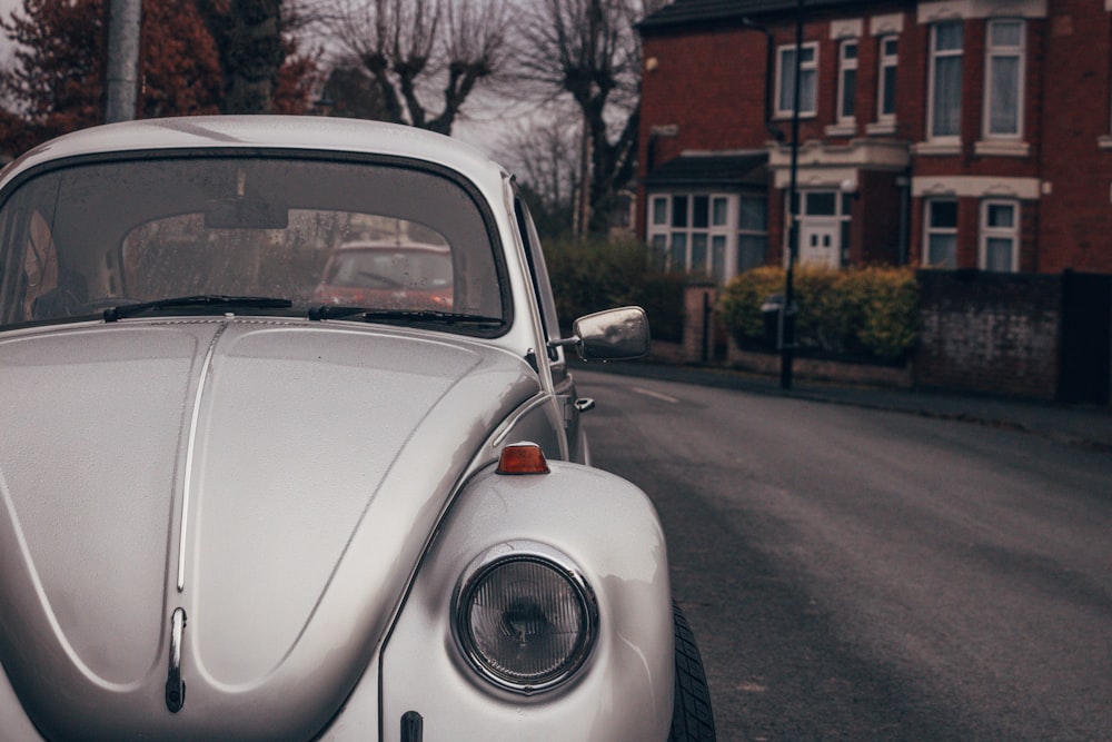 Weißer Volkswagen Käfer tagsüber am Straßenrand geparkt