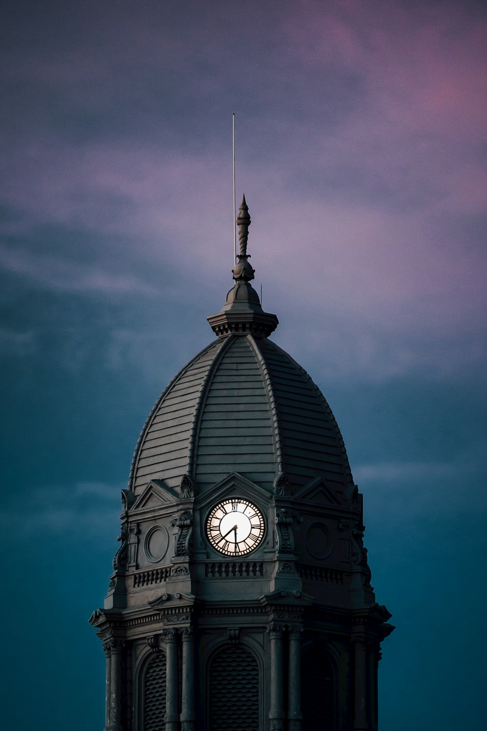 horloge tour noir et blanc