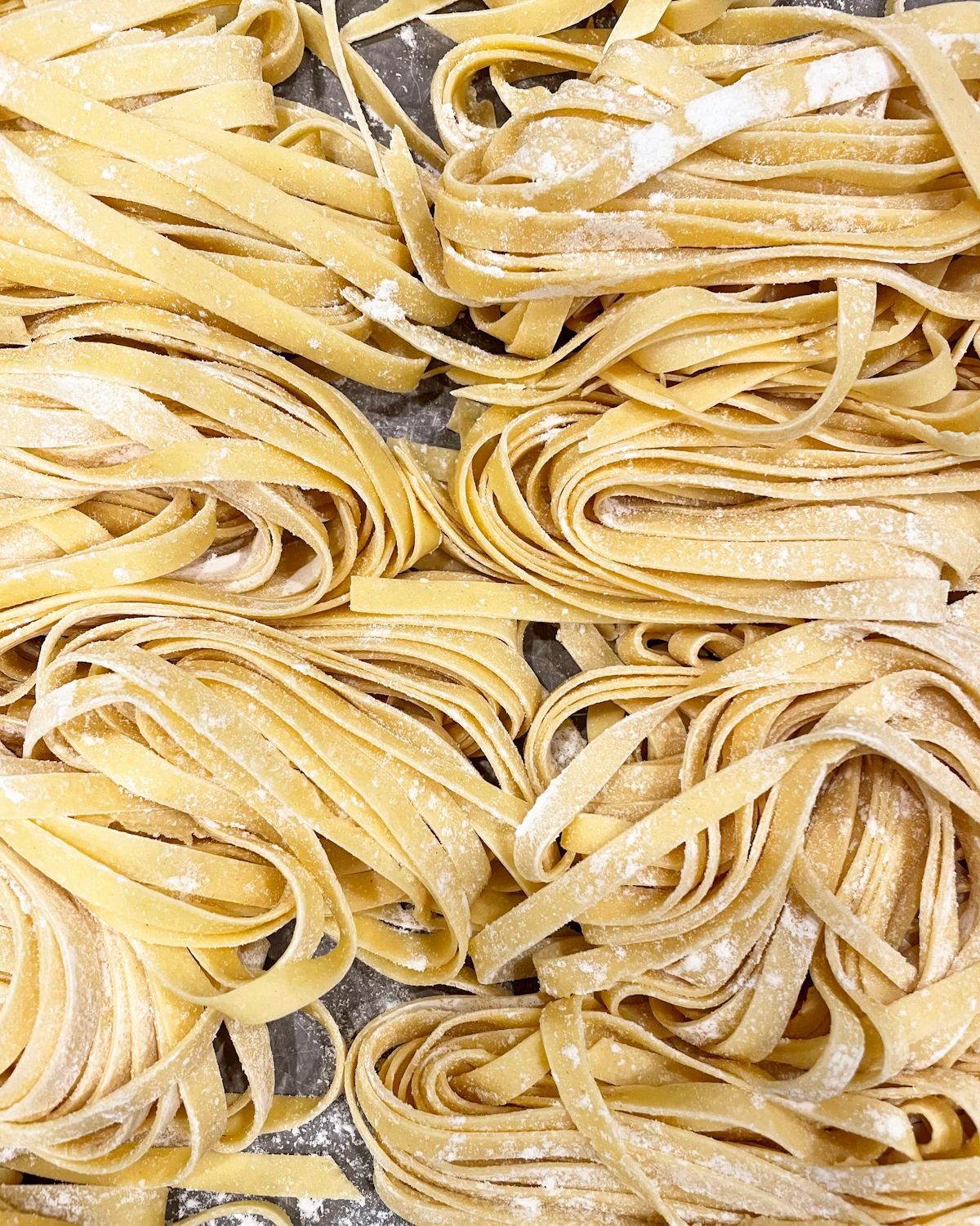 Makaron tagliatelle - swieze wloskie wstazki na tacy