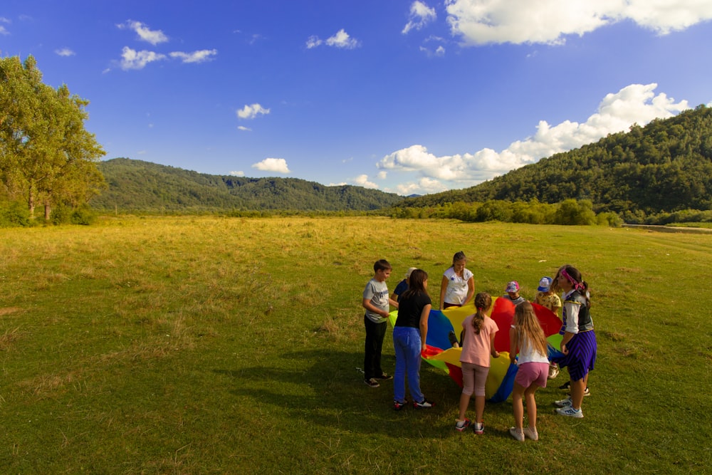 grupo de personas de pie en el campo de hierba verde durante el día