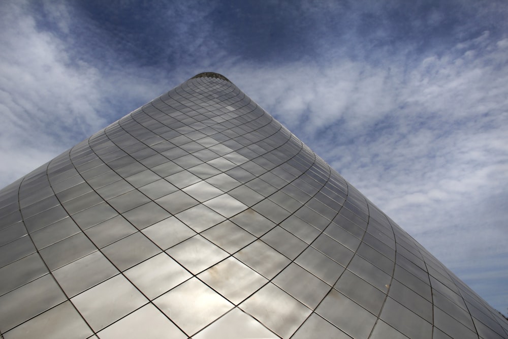 Edificio blanco y negro bajo el cielo azul durante el día