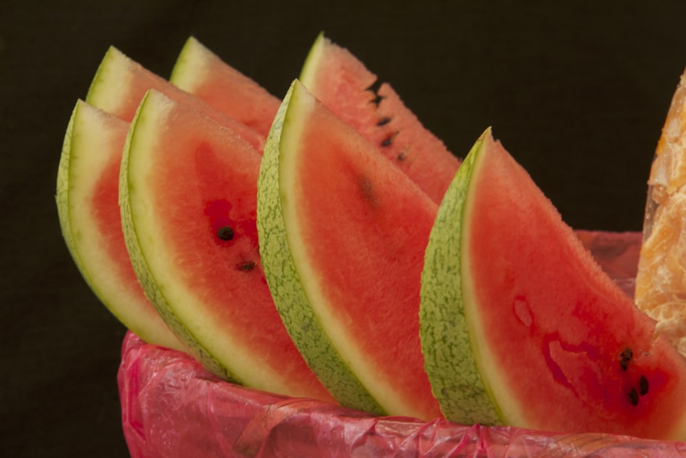 in Scheiben geschnittene Wassermelone auf schwarzem Teller