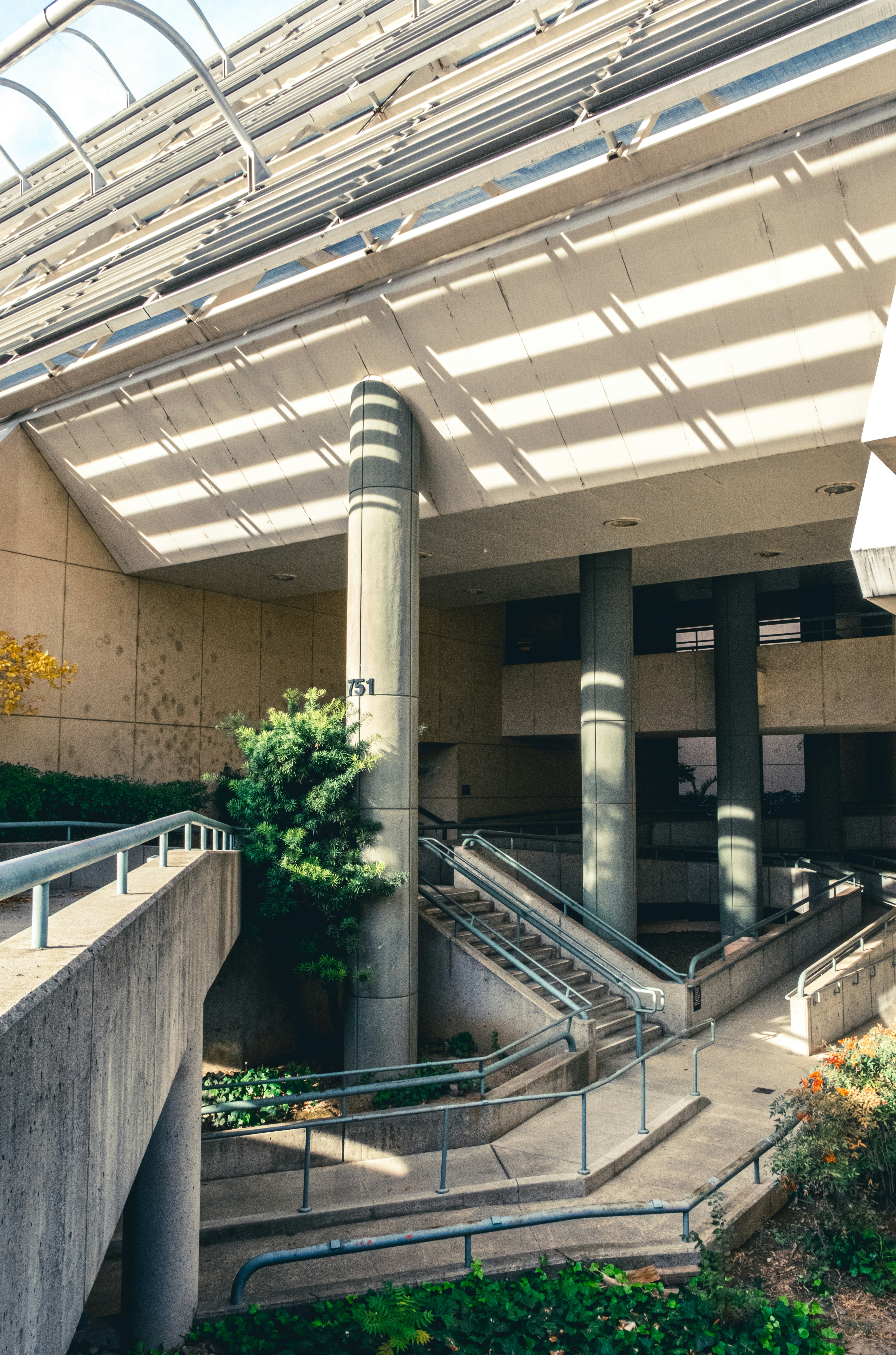 photo-1606095088598-b11021f708e1?ixid=M3wxMjA3fDB8MXxzZWFyY2h8MTh8fGxlZmFudGUlMjBsYXclMjBvZmZpY2VzfGVufDB8fHx8MTc1NDU5NjQ3M3ww\u0026ixlib=rb-4.1.0