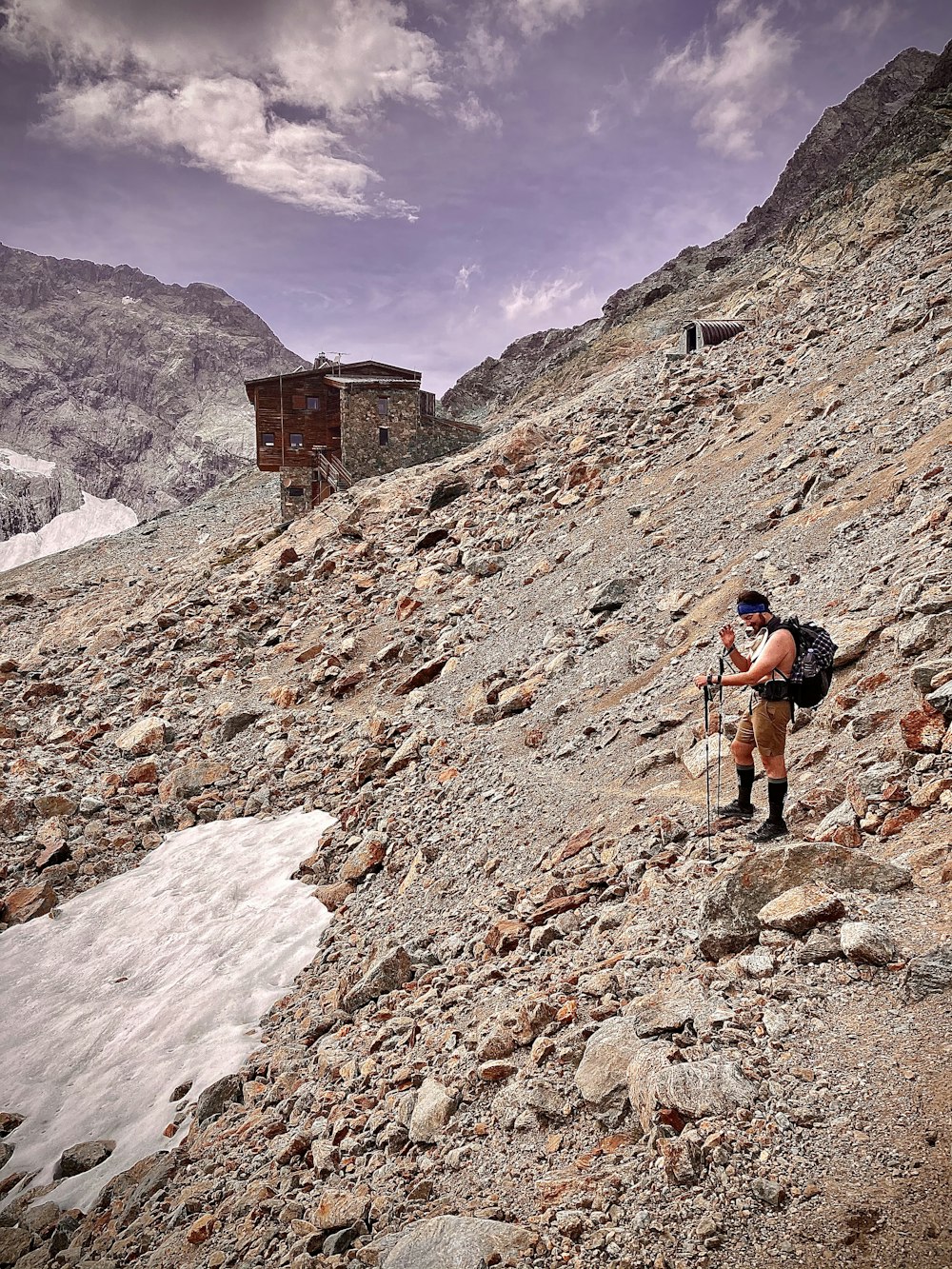 Homme en T-shirt noir et short noir debout sur Rocky Hill pendant la journée