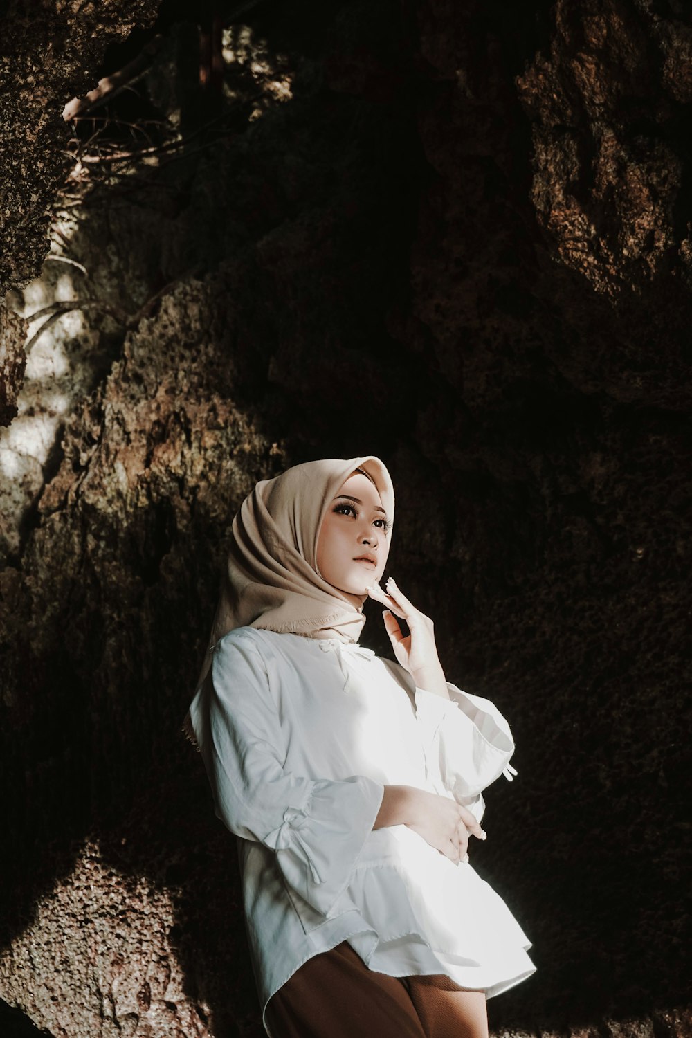 woman in white hijab and white dress