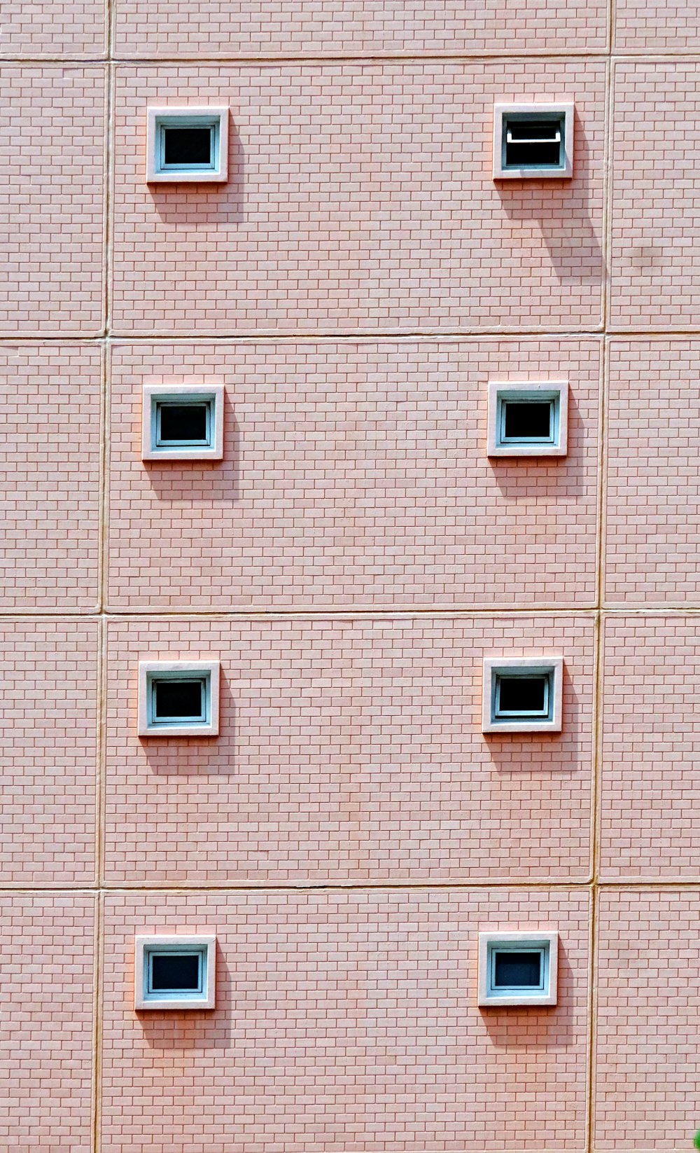 흰색 창문이 있는 갈색 벽돌 벽