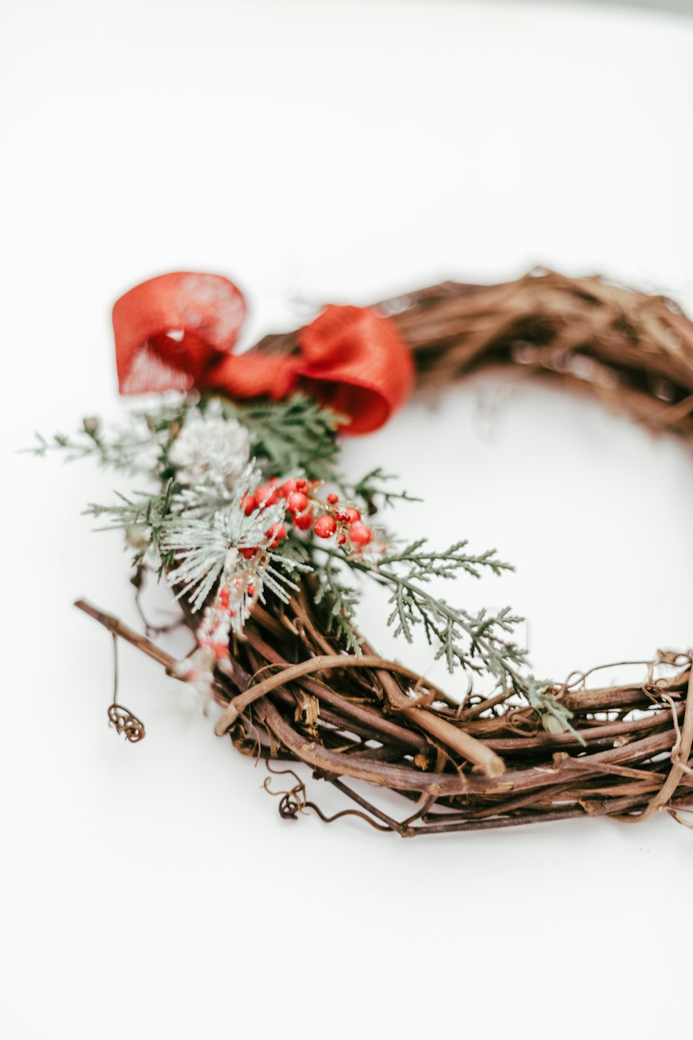 Rote und weiße Weihnachtskugeln auf braun geflochtenem Korb