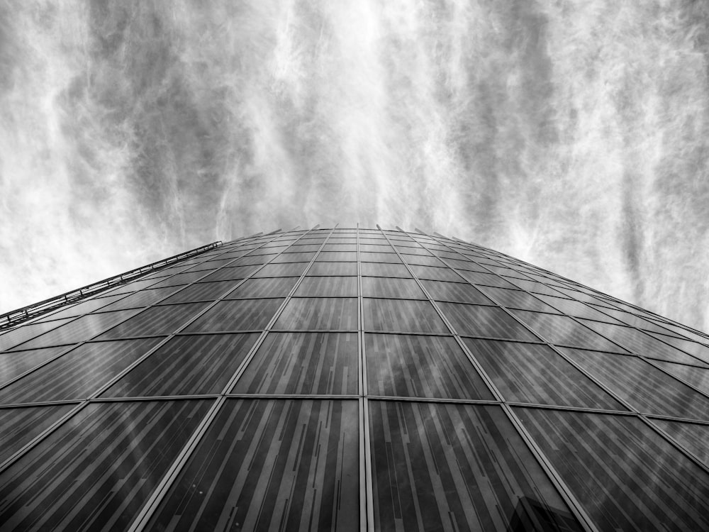 Photo en niveaux de gris d’un immeuble de grande hauteur