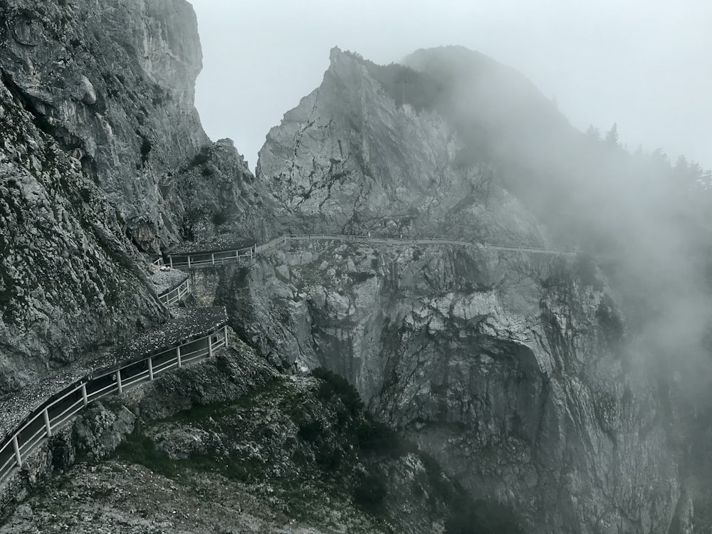 puente de madera gris en la montaña