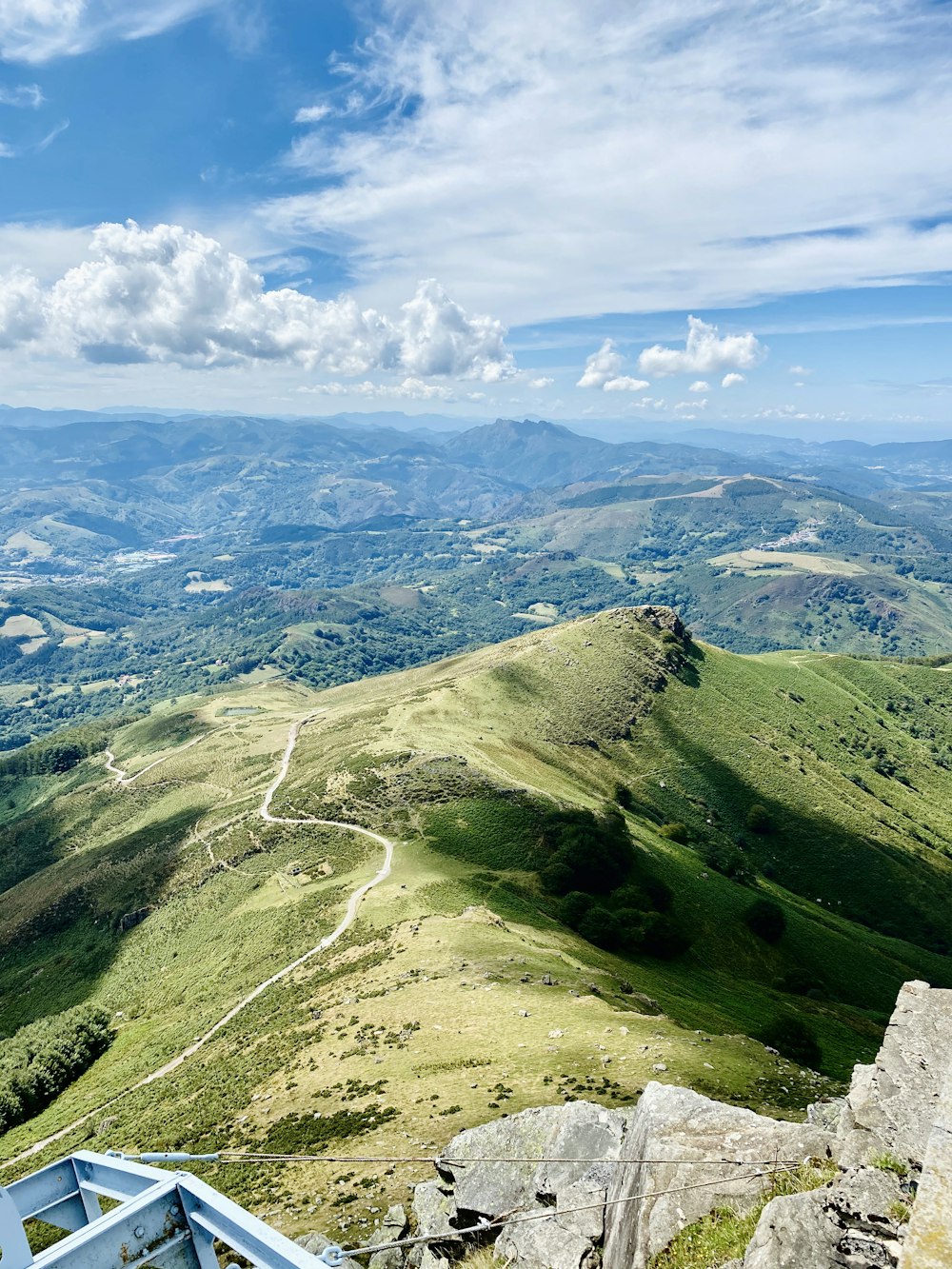 montanhas verdes sob o céu azul durante o dia