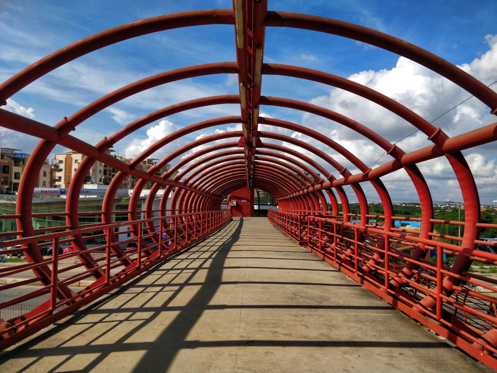 braune Holzbrücke tagsüber unter blauem Himmel