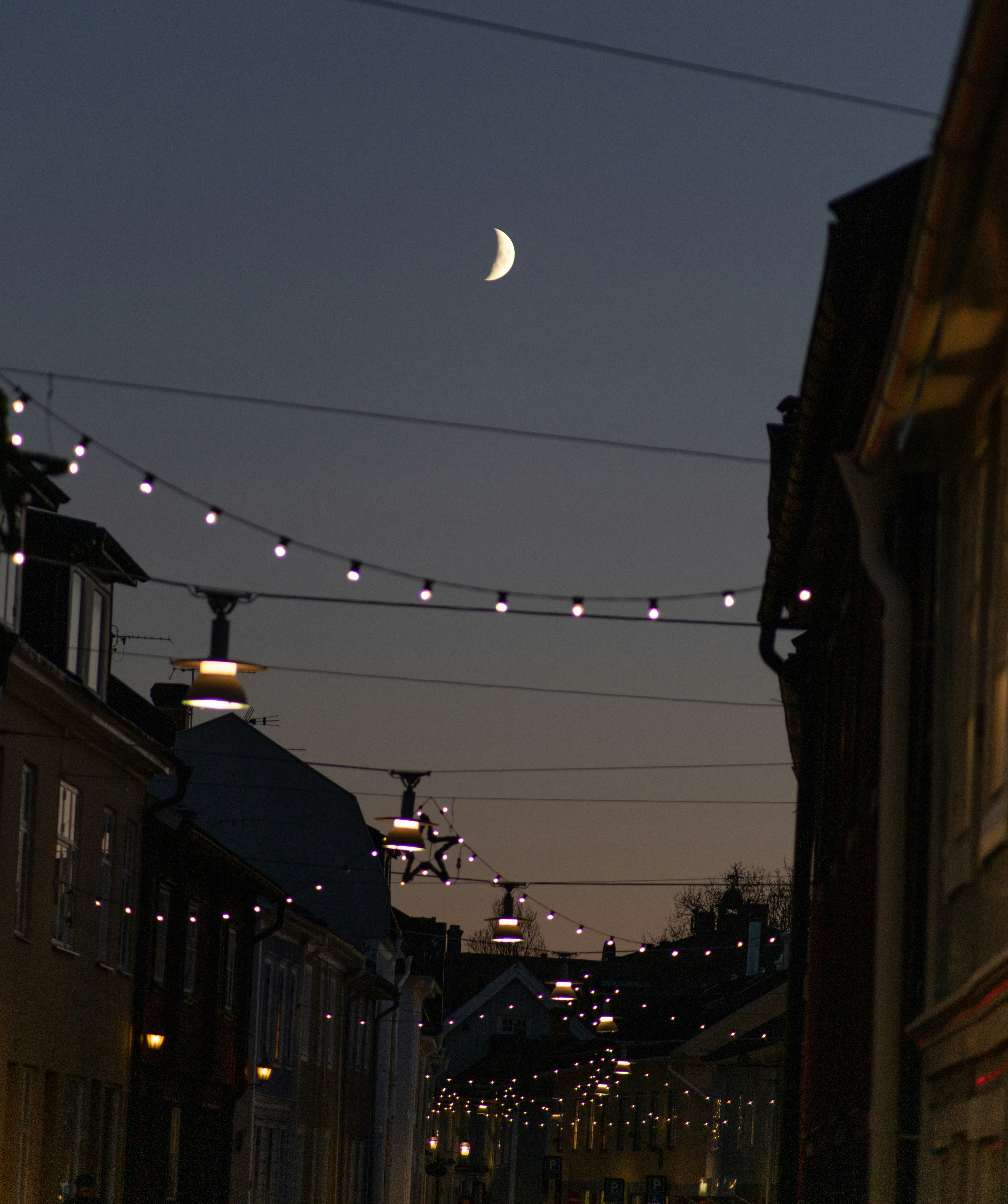 luz de rua negra acesa durante a noite