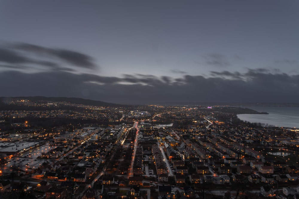 Veduta aerea della città durante la notte