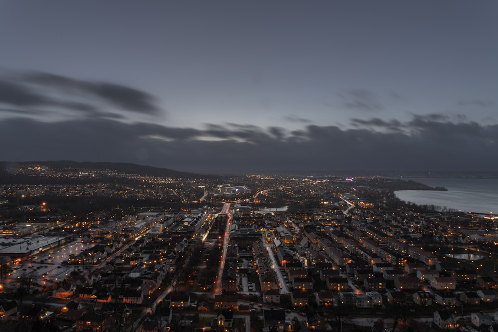 Vista aérea de la ciudad durante la noche