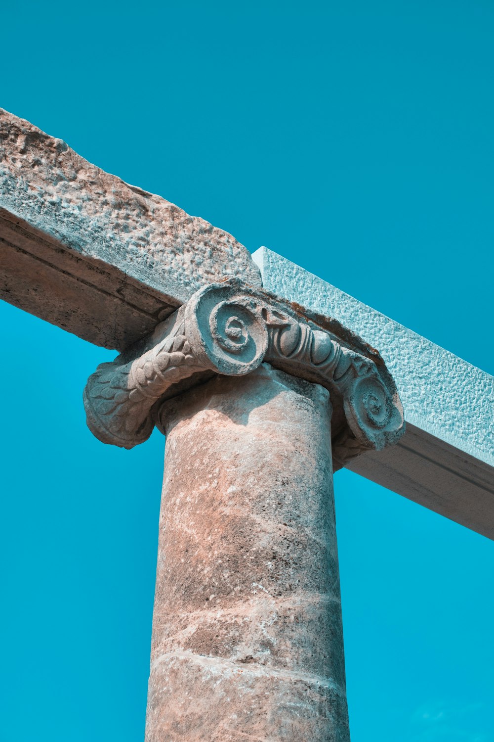 Muro de hormigón marrón bajo el cielo azul durante el día