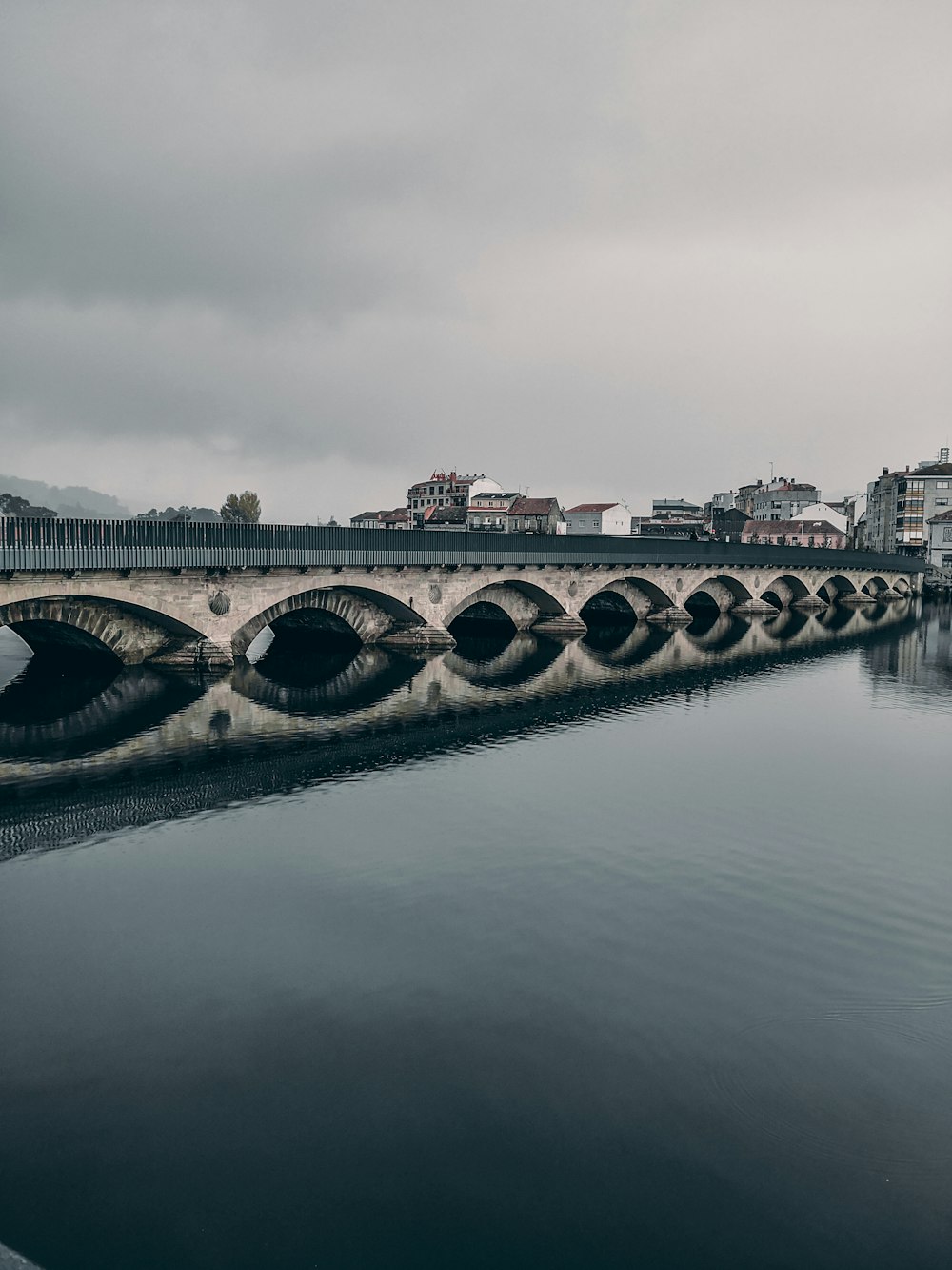 Puente de hormigón gris sobre el río