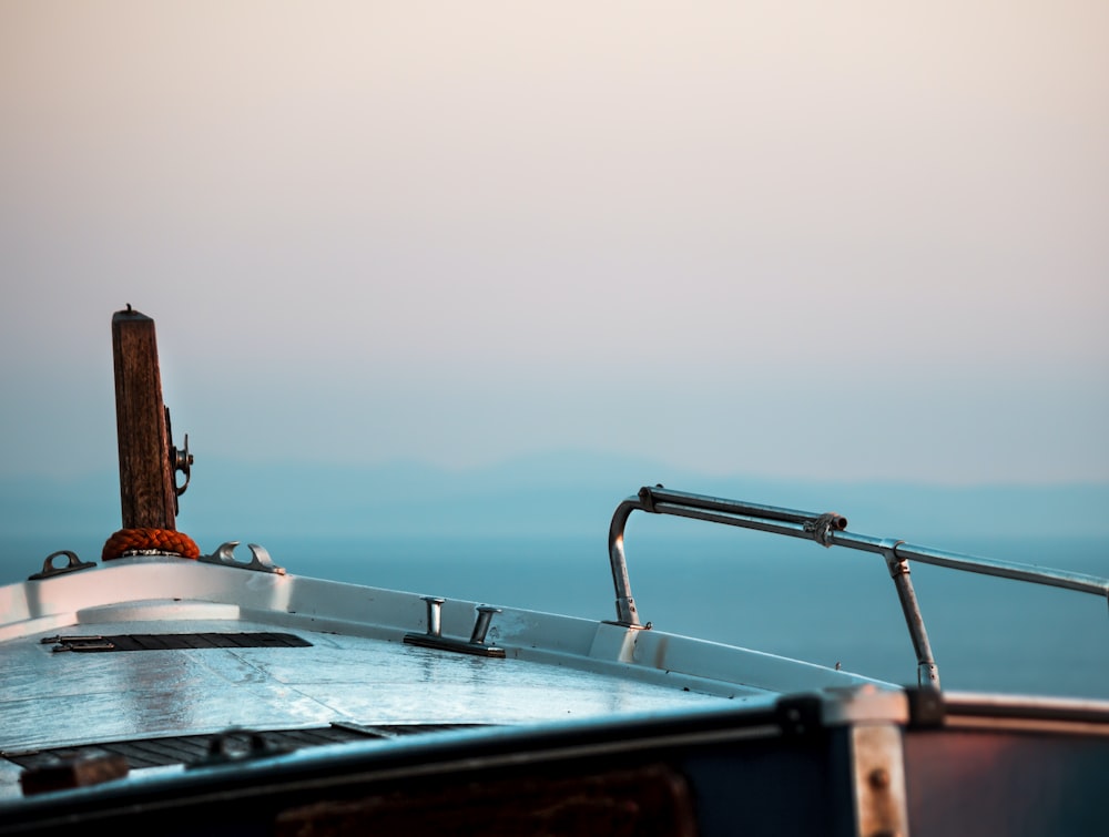 bateau blanc et brun sur la mer pendant la journée