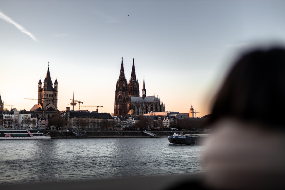 Braunes Betongebäude in der Nähe von Gewässern tagsüber