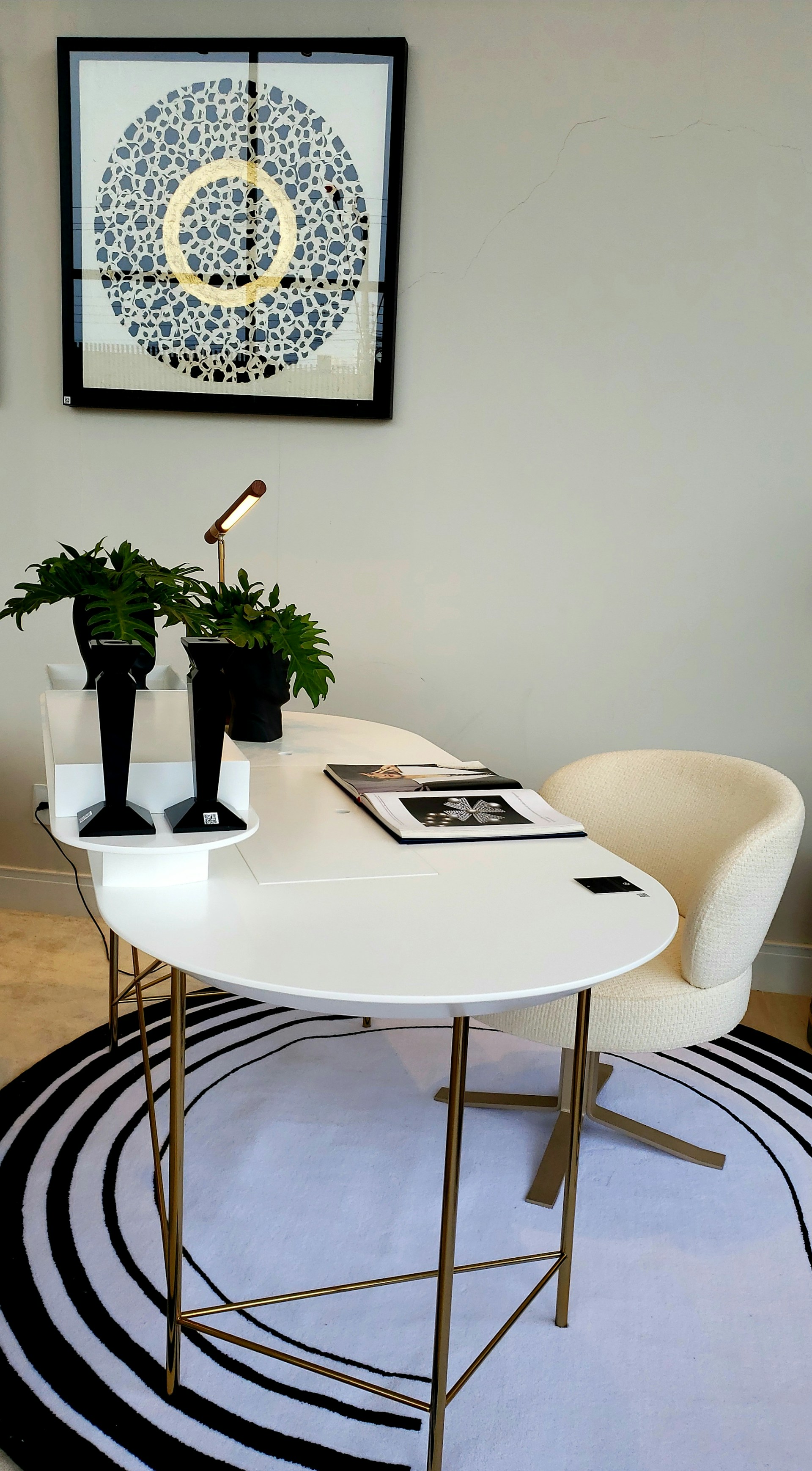 gray computer monitor