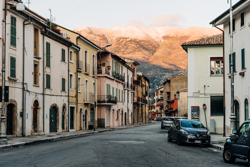 Auto parcheggiate accanto all'edificio in cemento bianco durante il giorno