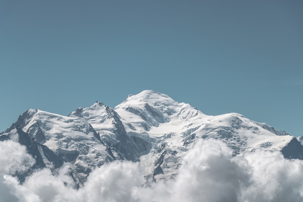 montanha coberta de neve sob o céu azul durante o dia