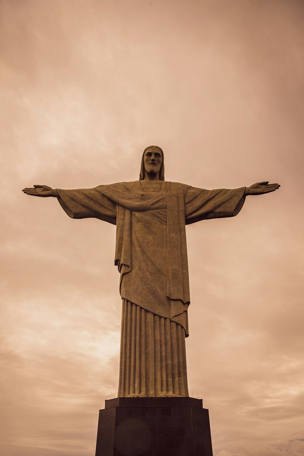 イエス・キリスト像のローアングル写真の写真 – Unsplashの無料茶色写真