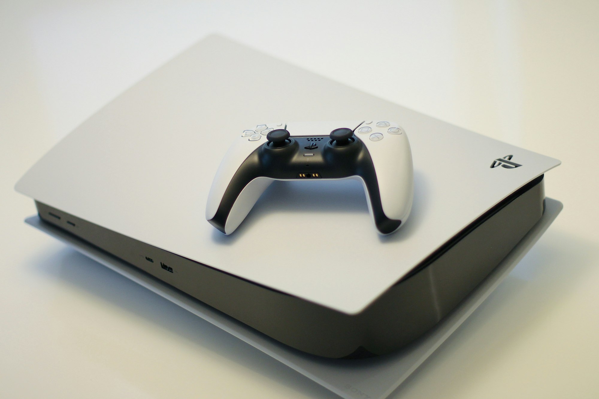 В России выросло число объявлений о продаже консолей PlayStation и Xbox