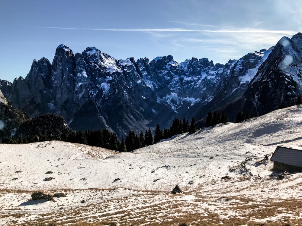 montagna innevata sotto il cielo nuvoloso durante il giorno