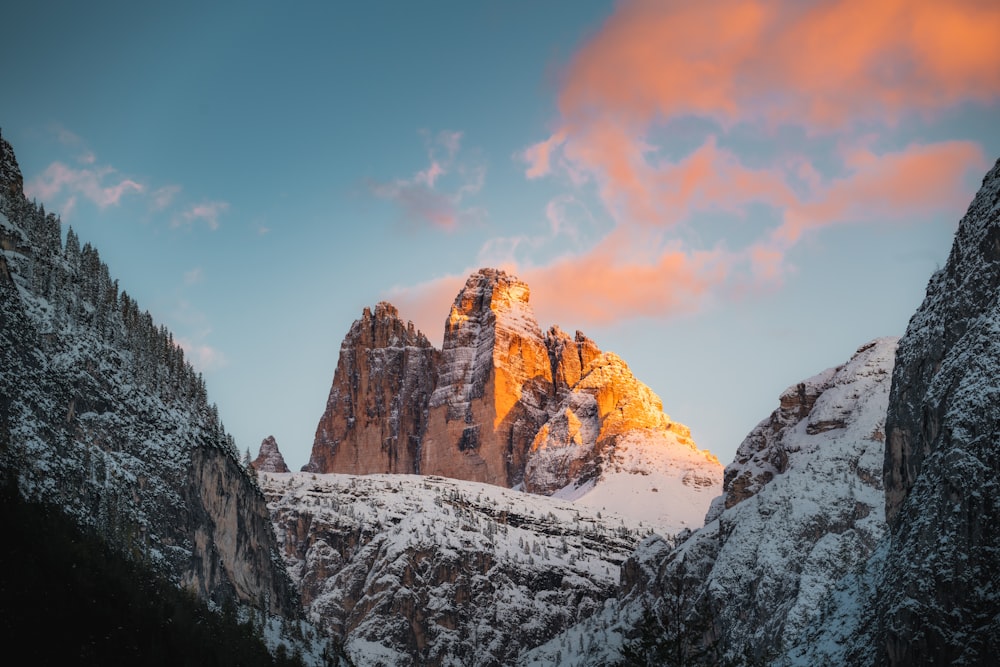 Montagna rocciosa marrone sotto il cielo blu durante il giorno