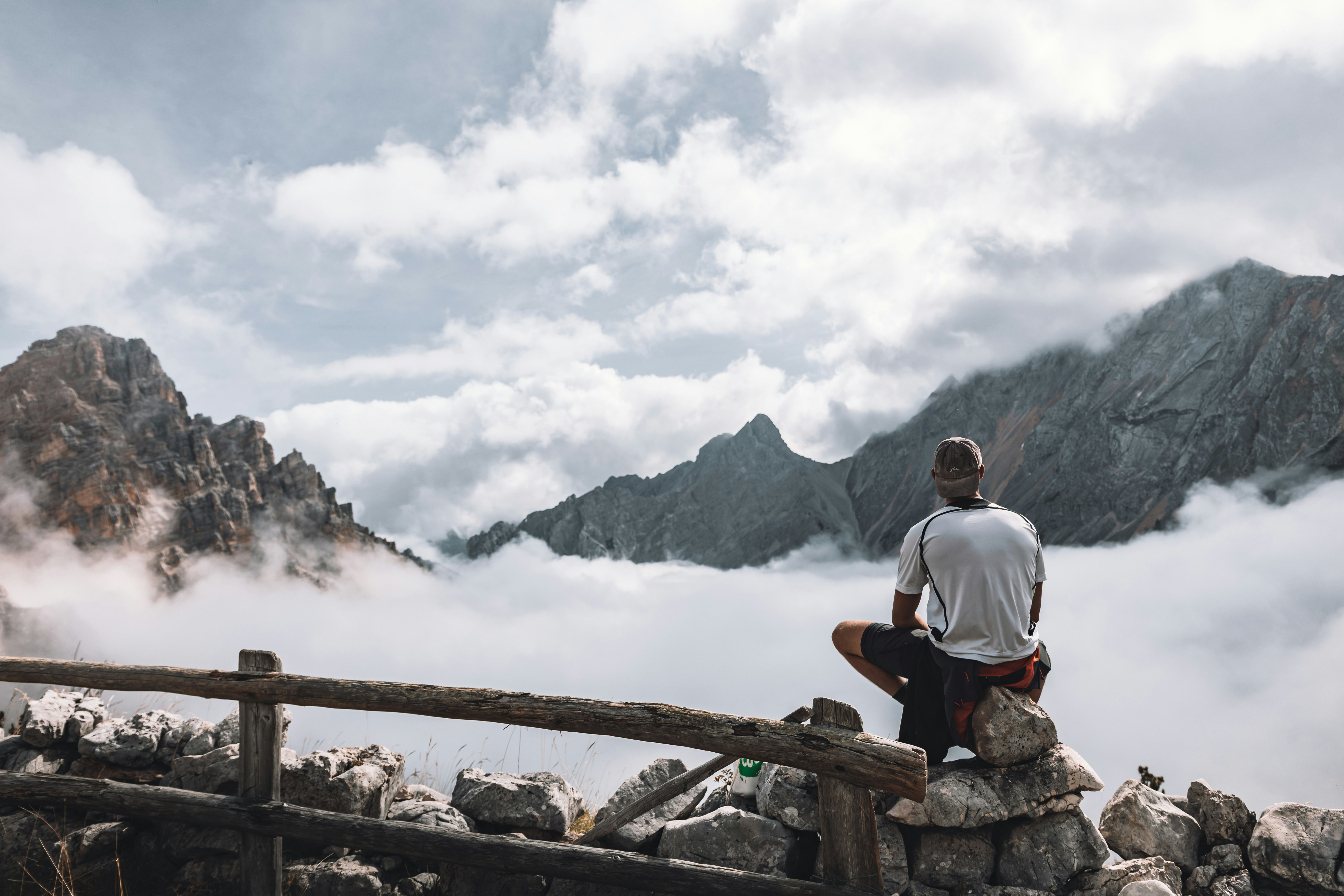 uomo che medita in un paesaggio astratto, con elementi digitali sottili per evocare il 2026 e la connessione con l'inconscio