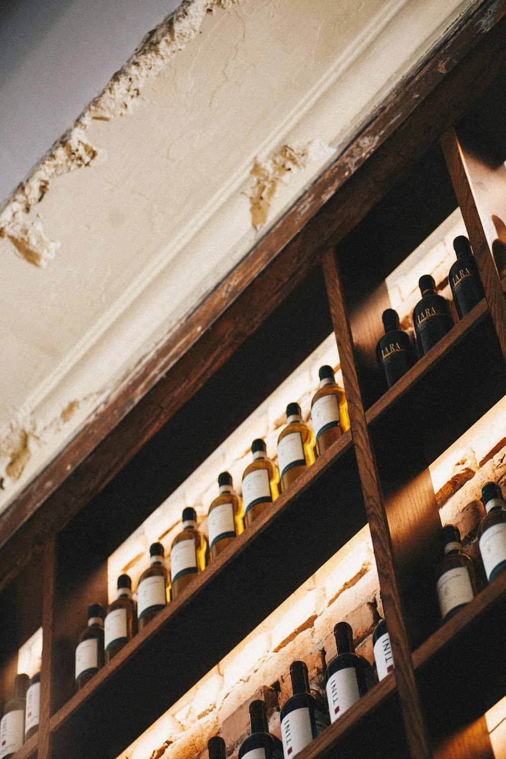Botellas en estante de madera marrón